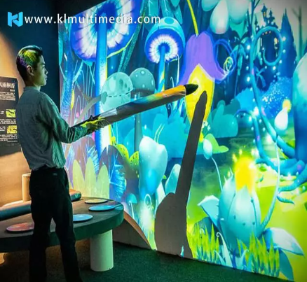 كيف يعمل جهاز العرض التفاعلي؟