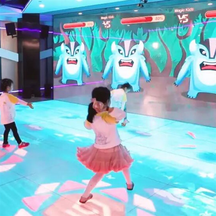 بروجكتر مع العاب