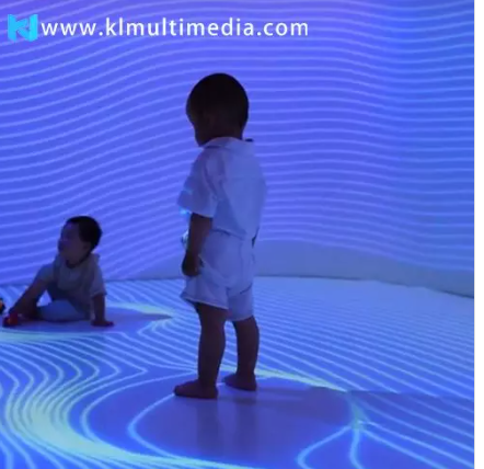 ما الفرق بين الشاشة التفاعلية وجهاز العرض؟