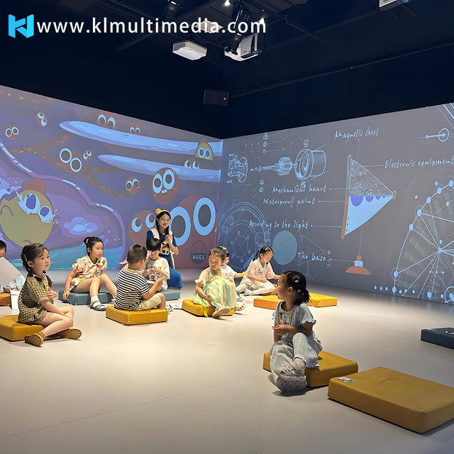 بروجكتر مع العاب